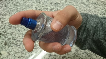 Mann Parfum auftragen