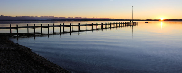 Fototapeta na wymiar Steg am See bei Sonnenuntergang