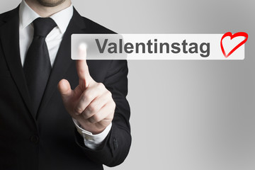 Mann drückt touchscreen Knopf Valentinstag