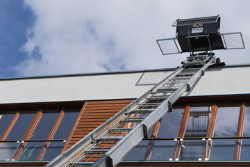 Inclined hoist lifting goods to the roof