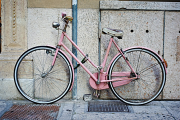 Fototapeta na wymiar Pink retro bike