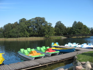 Яркие лодки и водные велосипеды для отдыха на озере