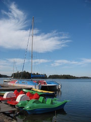 Яркие лодки и водные велосипеды для отдыха на озере