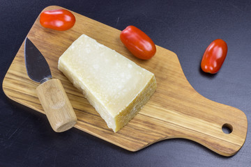 Parmesankäse Schneidebrett Käsemesser mit Tomaten