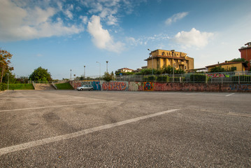 Posteggio auto, parcheggio pubblico, automobili parcheggiate