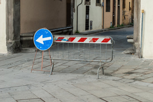 Transenne, lavori in corso, strada sbarrata