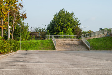 Scalinata vuota e parcheggio pubblico, posteggio