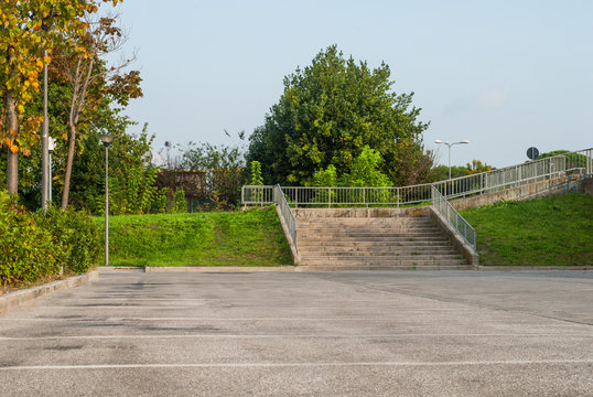 Scalinata vuota e parcheggio pubblico, posteggio