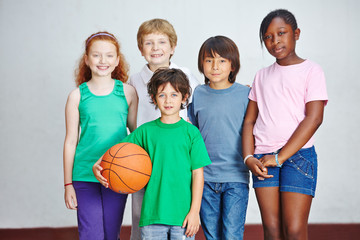 Gruppe von Kindern mit Ball in Schule