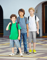 Drei Kinder auf dem Schulhof