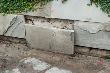 Lastra di pietra staccata dal muro, problema