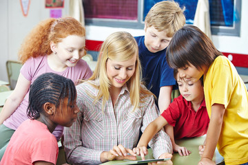 Lehrer und Schüler mit Tablet Computer