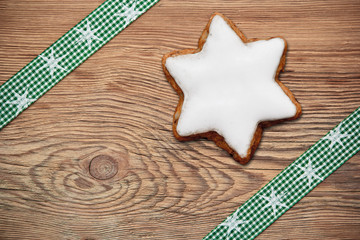 Zimtstern auf Holzhintergrund