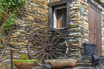 Obraz premium wheel resting on the stone wall