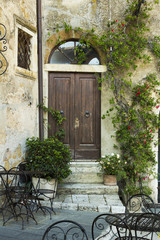 Fototapeta na wymiar Vintage building entrance in Tuscany
