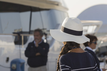 Hostess in attesa d'imbarco su uno yacht event planner 