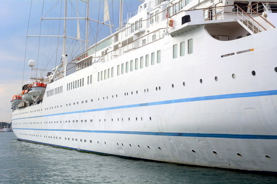 Kreuzfahrtschiff im Hafen