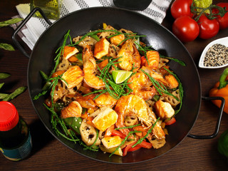 Wok mit Lachs und Garnelen