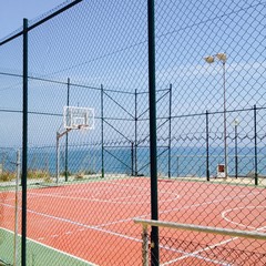 Boisko do koszykówki nad morzem w Hiszpanii
