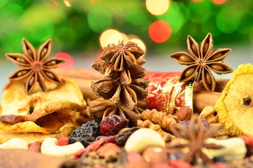 bożonarodzeniowe przyprawy, orzechy i suszone owoce 