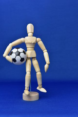 サッカーボールを持つ人形