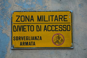 Cartello Zona Militare, sorveglianza armata