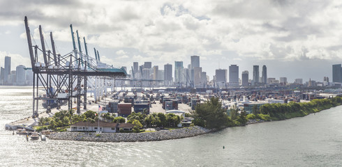 MIAMI, USA - 6 SEPTEMBRE 2014 : Le port de Miami avec contiennent