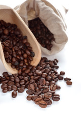 chicchi di caffè sacco e sessola di legno