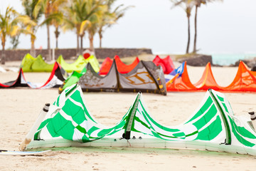 voiles de kite-surf sur plage de Mourouk, Rodrigues