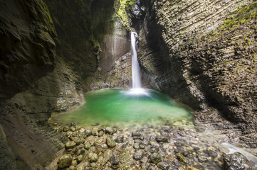 Fototapeta na wymiar Wodospad Kozjakl- (Slap Kozjak) - Kobarid, Słowenia