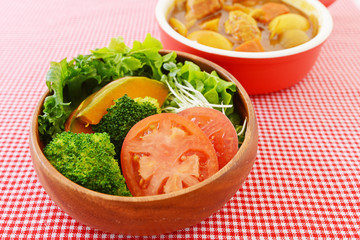 新鮮なサラダとカレー