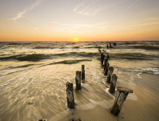 	zachód słońca nad morską plażą