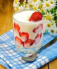 Yogurt thick with strawberries and daisies on board