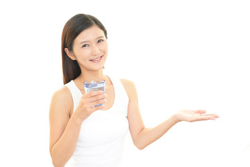 水を飲む笑顔の女性