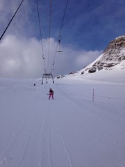 Fototapeta na wymiar skilift auf einem gletscher