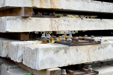 Gestapelte Straßenbahnschwellen