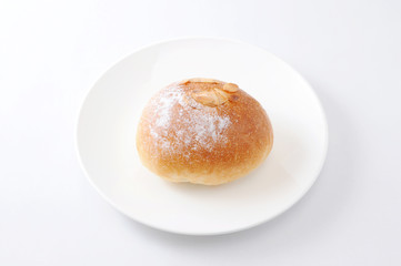 お皿にのせた アーモンド チョコ パン 白背景