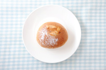 お皿にのせた アーモンド チョコ パン テーブルクロス