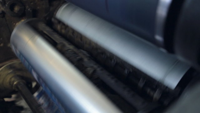 Printing machine passes paper through cylinders