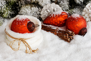 Fototapeta na wymiar Weihnachtskugeln im Schnee