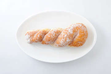 お皿にのせた シュガー ドーナッツ おやつ 白背景