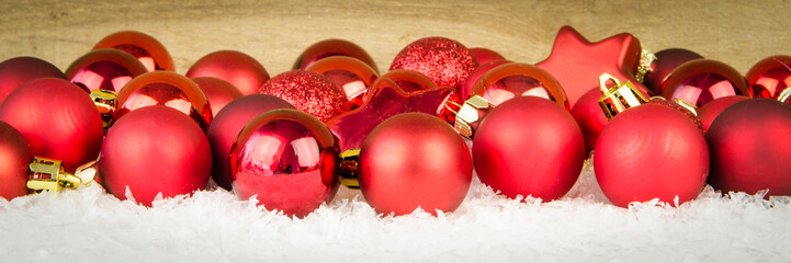 rote christbaumkugeln im schnee