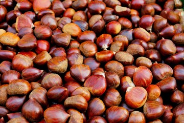 Maroni, Edelkastanien auf Haufen, Hintergrund Perspektive