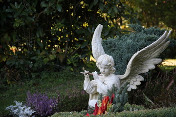 Friedhofsengel im Herbst