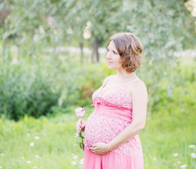 Fototapeta na wymiar Beautiful pregnant woman outdoor