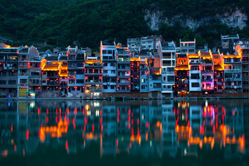 Ancienne ville de Zhenyuan sur la rivière Wuyang au crépuscule, Chine