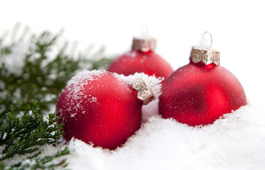 Fototapeta na wymiar boules de Noël dans le neige sapin