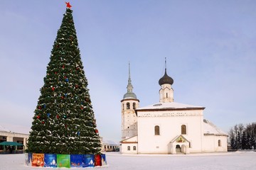 Fototapeta premium Christmas tree on the Market Square of the city of Suzdal, Russi
