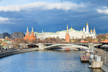 Obraz premium sunshine illuminates Moscow Kremlin in autumn
