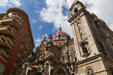 Fototapeta na wymiar Torres y Cupula de Iglesia de San Juan el Real en Oviedo